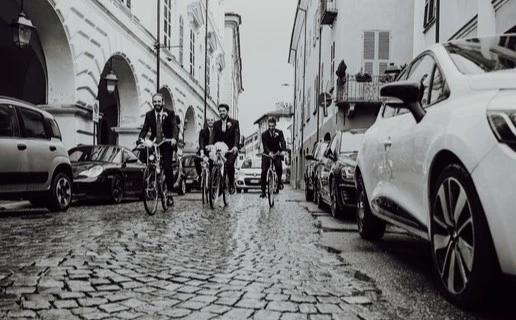 Sposo e testimoni che arrivano in chiesa in bicicletta, Fotografo di Matrimoni a Cuneo, matrimonio a Savigliano