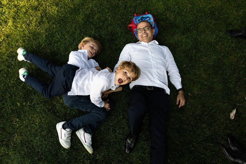 Famiglia di invitati che gioca sul prato, Matrimonio a I Magnin, Fotografo di matrimoni a Cuneo