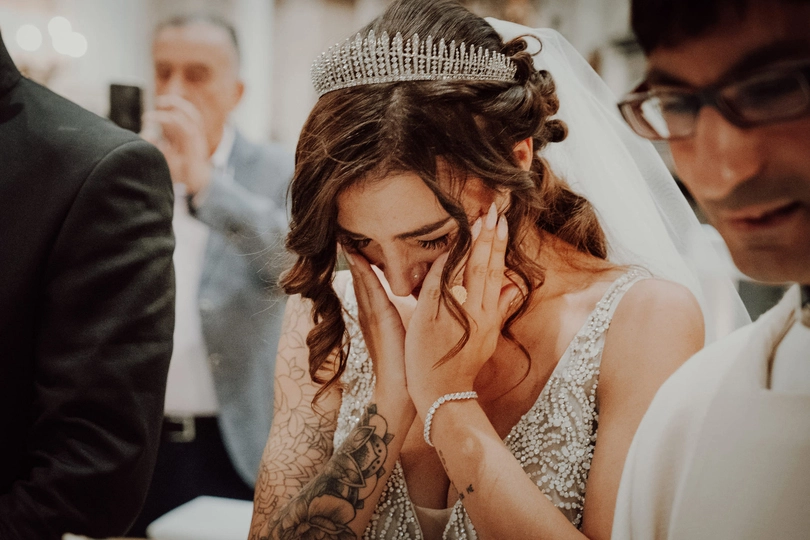 Sposa che si porta le mani agli occhi per le lacrime, Fotografo di Matrimoni a Cuneo, Matrimonio a Vicoforte Mondovì