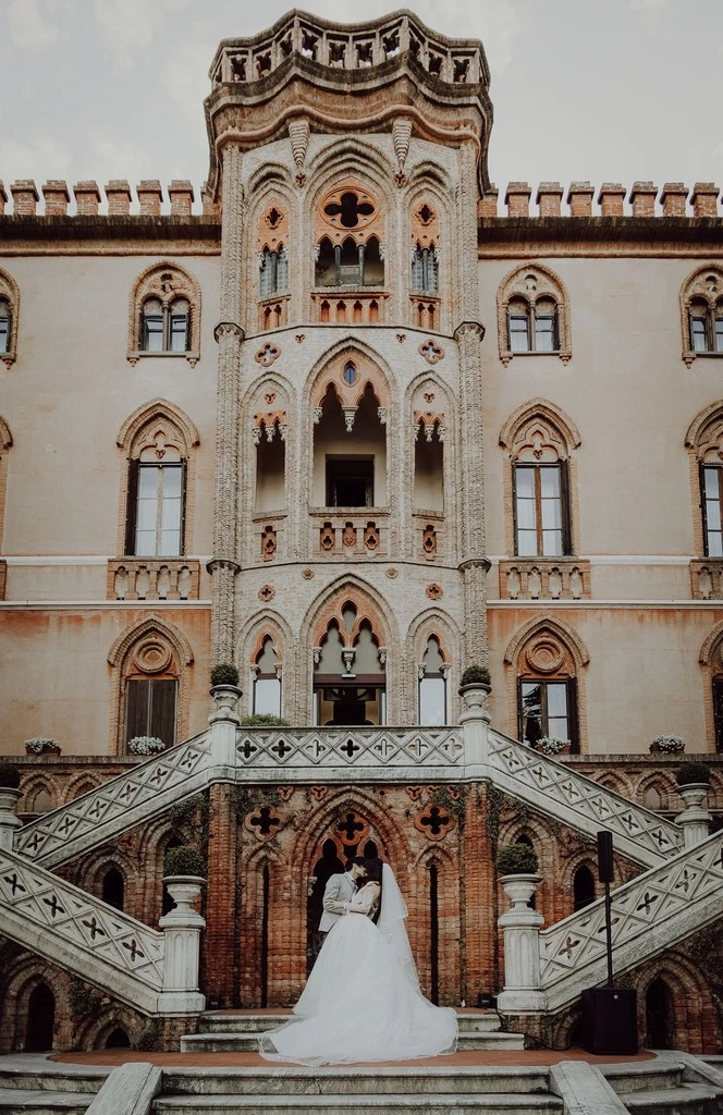 Coppia di sposi che si bacia al Castello di Novello, Fotografo di Matrimoni a Cuneo, Matrimonio a Novello D'Alba