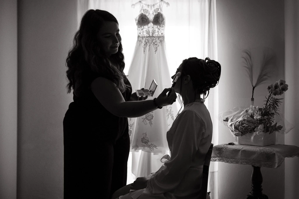 Silouette di sposa mentre viene truccata, Fotografo di Matrimoni a Cuneo, Matrimonio a Robilante