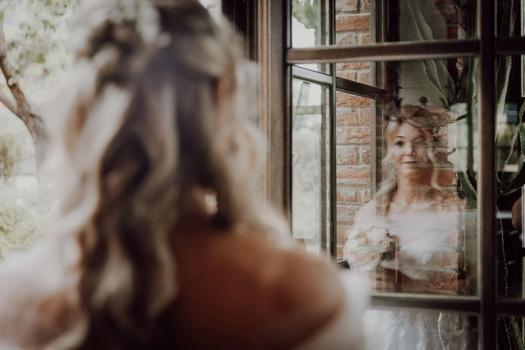 Sposa che guarda il suo riflesso sulla finestra, Fotografo di Matrimoni a Cuneo, Matrimonio a Busca, San Quintino Resort