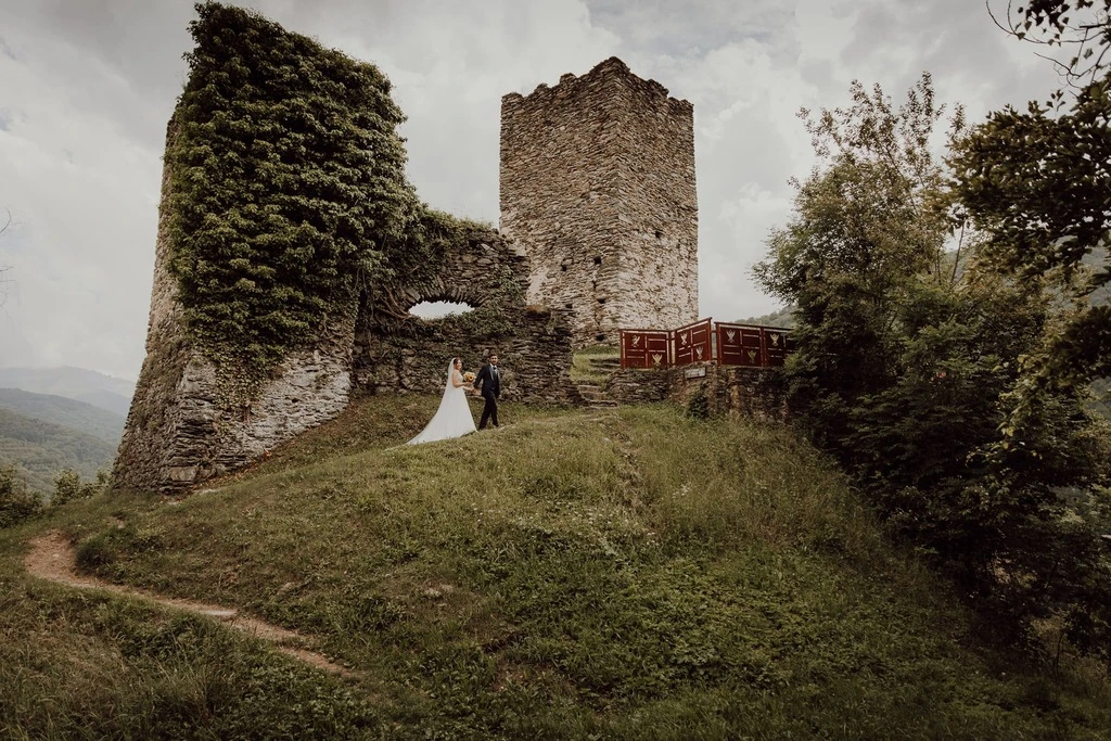 Coppia di sposi che camminano sul sentiero alla Turusela, Fotografo di Matrimoni a Cuneo, Matrimonio a Vernante