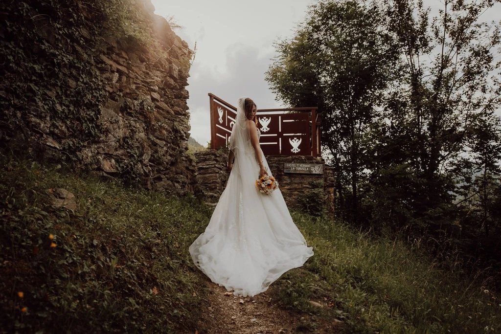 Sposa che cammina su sentiero alla Turusela, Fotografo di Matrimoni a Cuneo, Matrimonio a Vernante