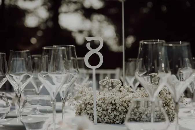 Dettaglio del segna posto al tavolo del ricevimento nuziale. Matrimonio a Carmagnola. Fotografo di matrimonio a Torino.