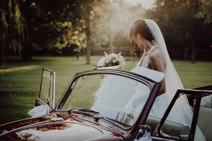 Sposa che scende dall'auto d'epoca, Fotografo di Matrimoni a Cuneo, Matrimonio a Carrù