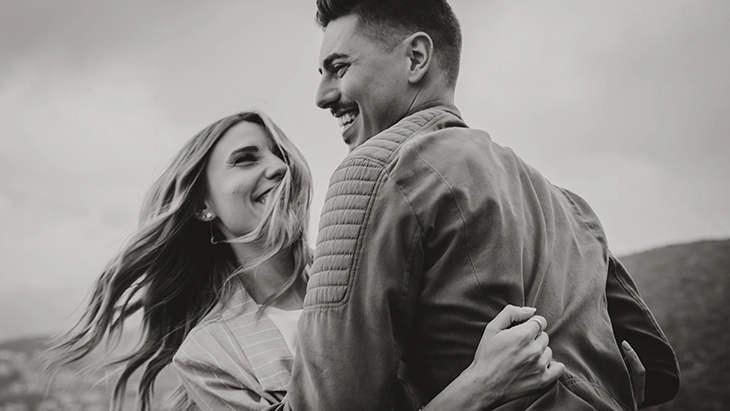 Abito da sposa appeso alla finestra, matrimonio a Cuneo, Fotografo di Matrimonio in Italia.